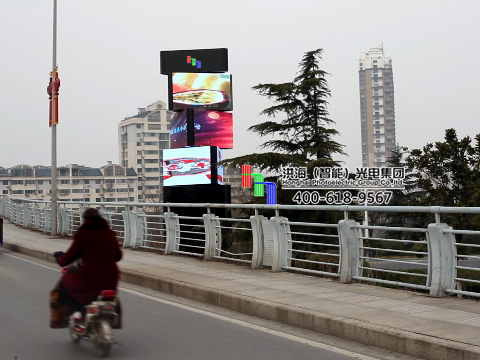 鹽城LED旋轉魔方柱屏現(xiàn)場圖